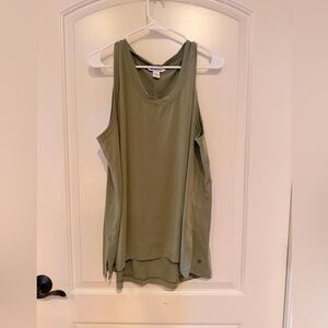 Athleta Tank Top Women’s XL Green V Neck high low hem side slit activewear